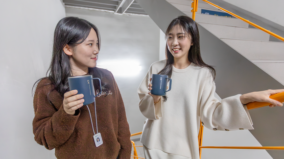 ▲GS건설 임직원들이 에너지 절감 프로그램 ‘자! easy 챌린지’에 참여하며 엘리베이터 대신 계단을 이용하고 있다. / 사진=GS건설 GS건설, 참여형 프로그램 통해 사내 에너지 절감 활동 확대