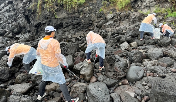 하이트진로, 제주도 닭머르 해안에서 반려해변 환경정화활동 진행