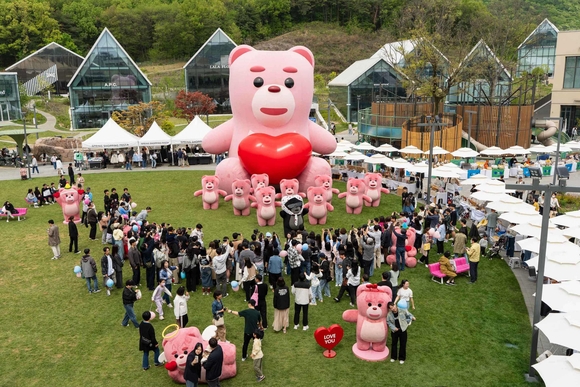 ▲롯데홈쇼핑이 황금연휴를 맞아 롯데프리미엄아울렛 의왕점에서 진행 중인 초대형 벨리곰 공공전시가 가족 단위 쇼핑객들로 북적이며 인기를 끌고 있다. / 사진=롯데홈쇼핑 롯데홈쇼핑, 황금연휴 벨리곰 전시로 의왕 ‘북새통’…가족 인증샷 성지로!
