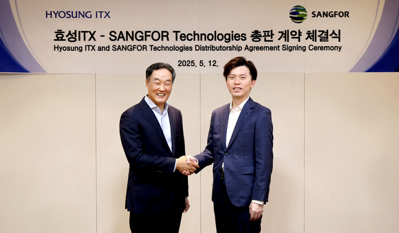 ▲남경환 효성ITX 대표(왼쪽)와 YIU SHING CHI 상포 APEC 지사장이 지난 12일 총판계약을 체결한 뒤 기념촬영을 하고 있다. / 사진=효성ITX 효성ITX, 상포테크놀로지와 국내 총판 계약 체결