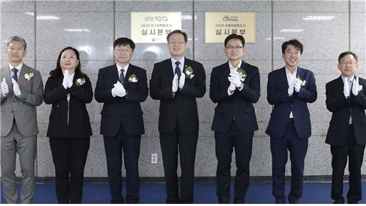▲이형일 통계청장 등 관계자들이 인구주택총조사 및 농림어업총조사 실시본부 현판식에서 기념사진을 촬영하고 있다. / 사진=통계청 통계청, 2025 인구주택총조사 및 농림어업총조사 실시본부 현판식 열어