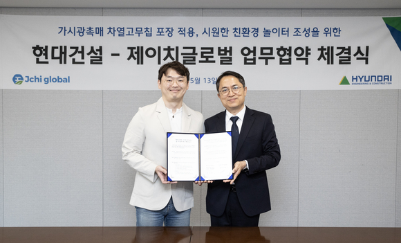▲오주명 제이치글로벌 대표(왼쪽)와 최광호 현대건설 건축주택설계실장이 업무협약 체결식을 마치고 기념사진을 촬영하고 있다. / 사진=현대건설 현대건설, 열저감 신소재 기술로 ‘안전·건강’ 주거환경 조성