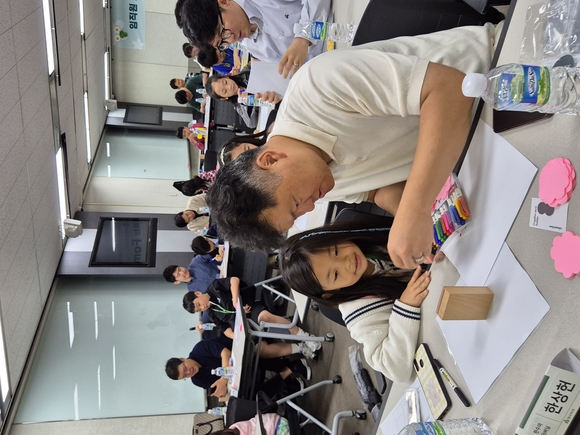 ▲지난 16일 서울 강남구 대치동 DB금융센터에서 패밀리데이에 참석한 직원 및 자녀들이 서로의 응원메시지를 담은 선물을 제작하고 있다. / 사진=DB손보 DB손보, 직원 가족 초청행사 패밀리데이 진행