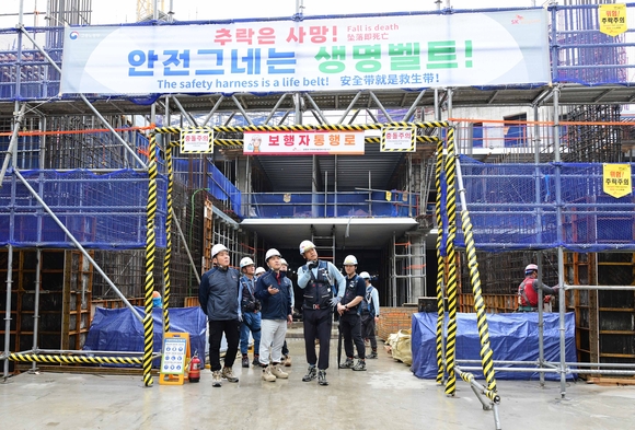▲지난 16일 임재욱 SK에코플랜트 최고안전책임자(CSO)가 경기도 광명에 위치한 광명자이힐스테이트SK뷰(VIEW) 신축공사 현장을 방문해 작업장 안전관리 실태와 예방활동 이행상태를 점검하고 있다. / 사진=SK에코플랜트 SK에코플랜트, ‘추락재해 예방 캠페인’ 실시