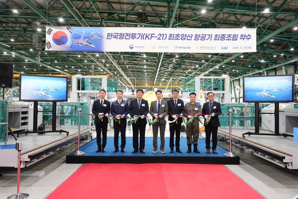 ▲KF-21 한국형 전투기 최초양산 1호기의 최종 조립 단계 착수행사 기념 사진 / 사진=한국항공우주(KAI) KAI, KF-21 양산기 최종 조립 착수…자주국방 염원 실현