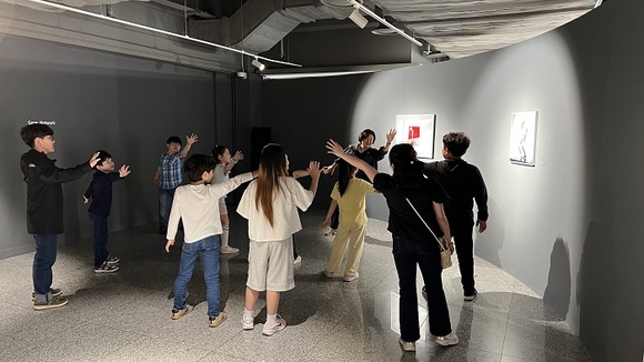 ▲‘2025 박물관·미술관 주간’의 ‘뮤지엄X즐기다’ 프로그램의 일환으로 경기도 양주시 소재 조명박물관에서 ‘<대칭적 네트워크-시선의 중심에서 만나기> 전시연계 프로그램’ 교육이 열리고 있다. / 사진=한국박물관협회 2025 박물관·미술관 주간…‘급변하는 공동체와 박물관의 미래’를 탐구하는 전국 26개 ‘뮤지엄X즐기다’, 호평 속에 진행