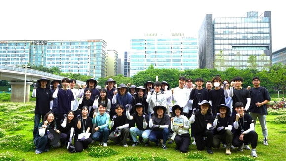 ▲안랩 임직원들이 탄천 수내습지생태원에서 기념사진을 촬영하고 있다. / 사진=안랩 안랩, 탄천 수내습지생태원서 환경정화 봉사활동