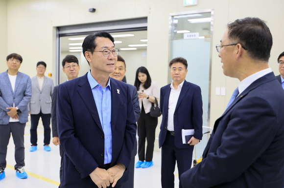 ▲‘지역발전을 위한 상생 협력 간담회’ 생산라인 투어에서 정명근 화성특례시장(왼쪽)이 김완성 SK매직 대표이사로부터 혁신 제품 기술력에 대한 설명을 듣고 있다. / 사진=SK매직 SK매직, 화성특례시와 ‘지역발전을 위한 상생 협력 간담회’ 개최
