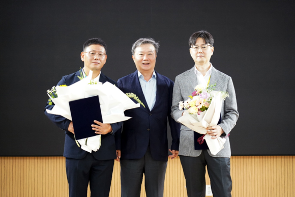 ▲이동채 창업주가 EP로 선정된 조병일 에코프로비엠 특허팀장 이사(오른쪽), 김민수 에코프로이엠 설비기술팀장 이사와 기념 사진을 촬영하고 있다. / 사진=에코프로 에코프로, 혁신 위해 아이디어 공모전 진행…신규 보상 제도 도입도