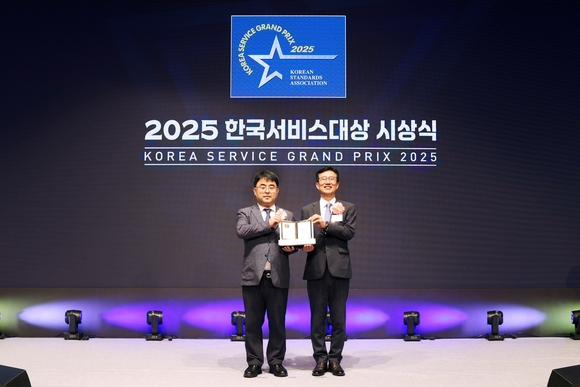 ▲지난 4일 롯데호텔 서울에서 열린 ‘2025 한국서비스대상’ 시상식에서 한정호 롯데건설 전략기획부문장(왼쪽)이 수상 후 기념촬영을 하고 있다. / 사진=롯데건설 롯데건설, ‘2025 한국서비스대상’ 아파트부문 24년 연속 종합대상 수상