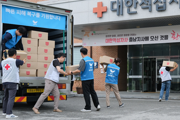 ▲SPC그룹 해피봉사단 직원들이 지난 18일 대한적십자사 충남지사에서 수해 이재민들을 위한 구호물품을 전달하고 있다. / 사진=SPC그룹 SPC그룹, 경남 산청 수해지역에 빵·생수 긴급 지원