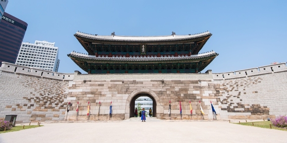 ▲뛰어난 미학과 정교함으로 높은 평가를 받는 한국 전통 목조건축의 복원, 신축 설계는 높은 전문성과 경험, 많은 시간과 노력이 필요하다. 사진은 방화 후 복원된 숭례문 모습 / 사진=서울관광정보 캐디안, ‘말하면 설계 되는 시대’ 앞당긴다