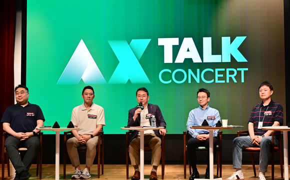 ▲조주완 LG전자 CEO가 전 구성원 소통행사인 'AX 토크콘서트'에서 AI 기술의 중요성을 강조하고 있다. / 사진=LG전자 조주완 LG전자 대표, AI로 전환 주도