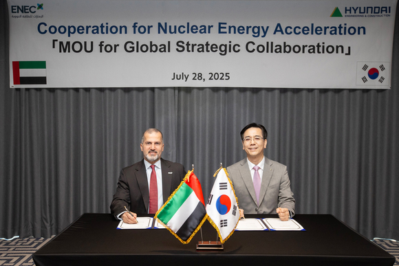 ▲이한우 현대건설 대표(오른쪽)와 모하메드 알 함마디 UAE 원자력공사 최고경영자가 서울 소피텔 앰버서더 호텔에서 ‘원자력 에너지 개발을 위한 전략적 업무협약’을 체결한 후 기념사진을 촬영하고 있다. / 사진=현대건설 현대건설, UAE 원자력공사와 글로벌 파트너십 구축