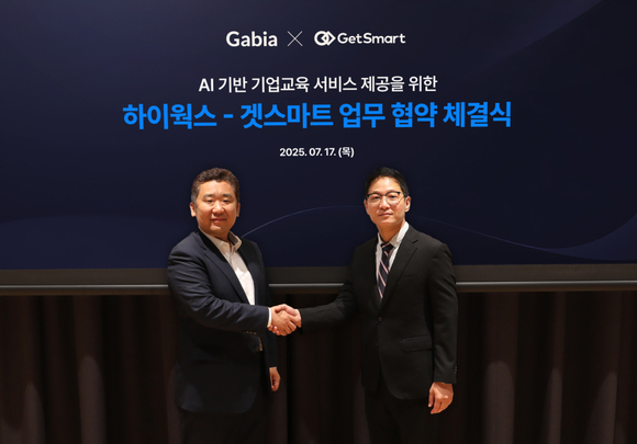 ▲원승빈 겟스마트 대표(왼쪽)와 이정환 가비아 이사가 AI 기반 기업교육 서비스 제공을 위한 하이웍스-겟스마트 업무협약을 체결한 뒤 기념촬영을 하고 있다. / 사진=가비아 가비아, AI HRD 플랫폼 겟스마트와 기업 교육 혁신 맞손