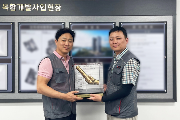 ▲이승환 롯데건설 주택안전팀 상무(왼쪽)가 현장소장에게 ‘안전 바통’을 전달하고 있다 / 사진=롯데건설 롯데건설, 전 현장 ‘무재해 달성 안전 릴레이’ 캠페인 시행