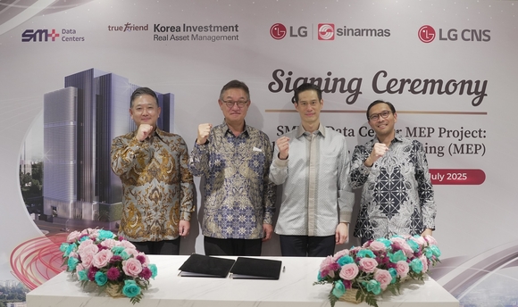 ▲현신균 LG CNS 대표(왼쪽 두 번째)와 시나르마스그룹 계열사 에스엠플러스 빌쳉 회장(세 번째)이 AI데이터센터 구축사업 계약 체결 후 기념촬영을 하고 있다. / 사진=LG CNS LG CNS, 인도네시아에 AI데이터센터 짓는다