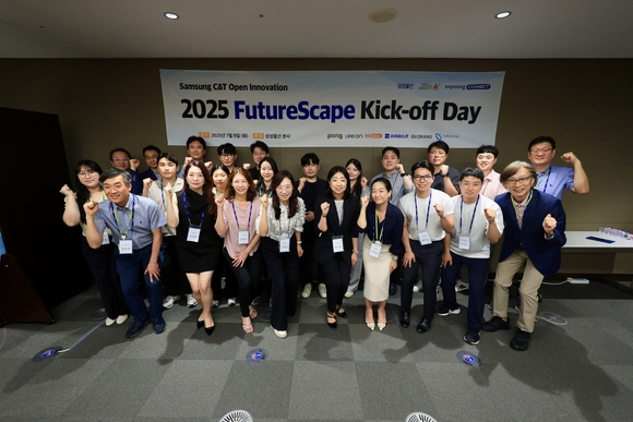 ▲2025 FutureScape 실증 트랙에 선발된 기업 관계자들이 킥오프데이(Kick-off Day) 행사에서 기념촬영을 하고 있다. / 사진=삼성물산 건설부문 삼성물산, 오픈 이노베이션 통해 우수 스타트업 발굴·협업