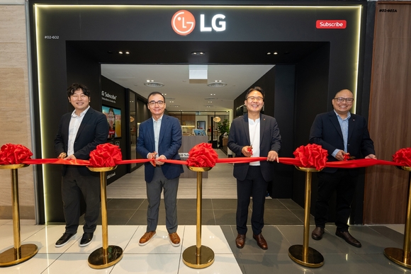 ▲LG전자 관계자들이 싱가포르 구독 전용 브랜드샵 오픈을 기념하고 있다. / 사진=LG전자 LG전자, 싱가포르까지 구독 사업 확대…글로벌 성과 가시화