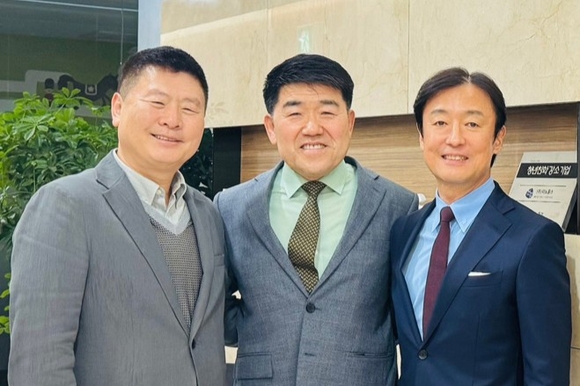▲(왼쪽부터) 이노룰스 심현섭 대표이사, 김길곤 이사회 의장, 장인수 대표이사 “의장은 창업자, 대표는 전문가”…SW업계 지배구조 변화 가속