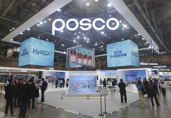 ▲8월 27일 개막한 ‘2025 기후산업국제박람회’에서 관람객들이 포스코그룹 통합 전시관을 둘러보고 있다. / 사진=포스코홀딩스 포스코그룹, 기후산업국제박람회에서 탈탄소 전략 소개
