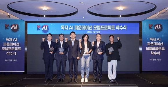 ▲(왼쪽부터) 임우형 LG AI연구원장, 김유원 네이버클라우드 대표, 배경훈 과학기술정보통신부장관, 이연수 엔씨에이아이 대표, 유영상 SK텔레콤 CEO, 김성훈 업스테이지 대표가 지난 9일 독자 AI 파운데이션 모델 프로젝트 착수식에서 기념촬영을 하고 있다. / 사진=SK텔레콤 SK텔레콤 정예팀 “대한민국 AI 새 전환점 연다”