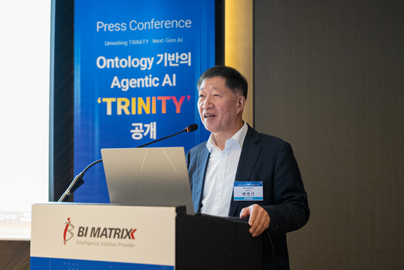 ▲배영근 비아이매트릭스 대표가 지난 10일 서울 중구 더 플라자 호텔에서 열린 기자간담회에서 의사결정 지원 에이전틱 AI 개발 플랫폼 ‘트리니티’를 소개하고 있다. / 사진=비아이매트릭스 비아이매트릭스, “팔란티어와 승부 자신 있다”