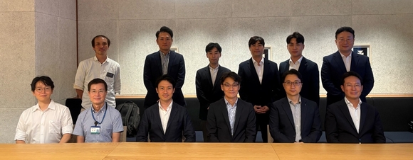 ▲차대산 케이뱅크 CTO(앞줄 왼쪽 네번째)와 최재혁 케이뱅크 디지털자산TF장(뒷줄 왼쪽 네번째)을 비롯한 ‘팍스프로젝트’ 관계자들이 지난 10일 도쿄에서 진행된 팍스프로젝트 종료 보고회에서 기념 촬영을 하고 있다. / 사진=케이뱅크 케이뱅크, 한·일간 스테이블코인 해외송금 기술검증 성공