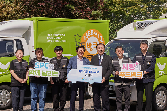 ▲SPC그룹이 전국푸드뱅크에 기부식품 배송 차량을 추가로 기부하며 지원을 확대하고 있다. / 사진=SPC그룹 빵·아이스크림에 트럭까지… SPC 허영인 회장 푸드뱅크에 3200억 기부