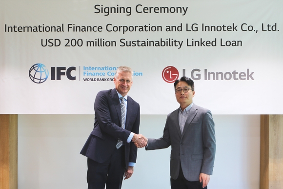 ▲박지환 LG이노텍 CFO(오른쪽)와 카르스텐 뮐러 IFC 제조업∙농업∙서비스 부문 아시아태평양 지역산업담당국장이 최근 서울 강서구 마곡 ISC에서 열린 지속가능성연계대출(SLL) 체결식을 마친 뒤 기념사진을 찍고 있다. / 사진=LG이노텍 LG이노텍, 국제금융공사서 대규모 자금 조달…한국 기업 최초