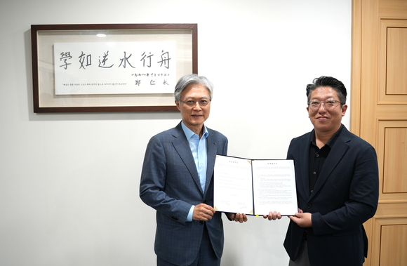 ▲홍석화 HL D&I한라 수석사장(왼쪽)과 강석진 HL D&I한라 노조위원장이 2025년 임단협 체결식에서 기념 촬영을 하고 있다. / 사진=HL D&I한라 HL D&I한라, 임단협 타결로 37년 연속 무분규 이어가