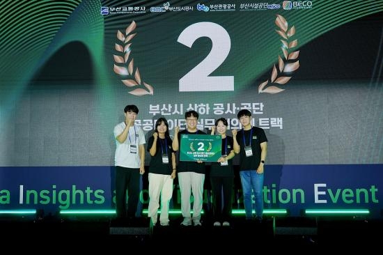 ▲(왼쪽 2번째부터) 까오 티 히엔(Cao Thi Hien) 대유넥스티어 책임, 최석환 책임, 박호연 선임, 구자민 선임이 기념사진을 촬영하고 있다. / 사진=대유넥스티어 대유넥스티어, The Frame 팀 ‘DIVE 2025 해커톤’에서 수상