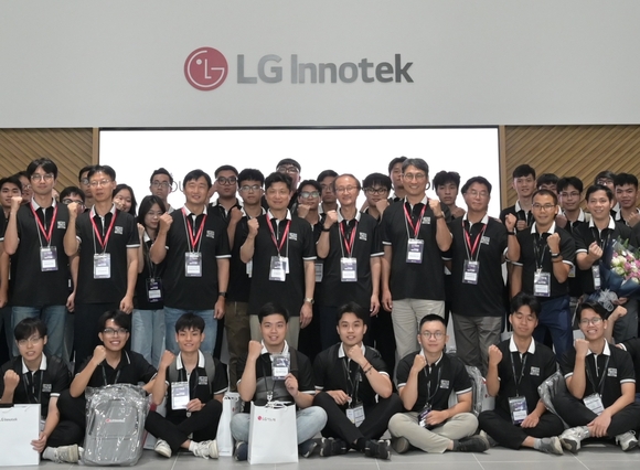 ▲지난 27일 LG이노텍 베트남 하이퐁 생산법인에서 열린 광학 R&D 분야 인재 채용 행사에 참가한 베트남 이공계 인재들과 노승원 CTO(전무, 두 번째 줄 왼쪽에서 네 번째), 이동훈 CHO(상무, 두 번째 줄 왼쪽에서 여섯 번째)를 비롯한 LG이노텍 관계자들이 기념 촬영을 하고 있다. / 사진=LG이노텍 LG이노텍, 베트남서 광학 R&D 분야 인재 확보 드라이브