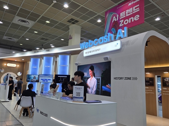 ▲웹케시가 ‘AI 페스타 2025’ 전시부스에서 차세대 금융 AI 서비스를 소개하고 있다. / 사진=웹케시 웹케시, ‘AI 페스타 2025’서 금융 AI 에이전트 혁신 제시