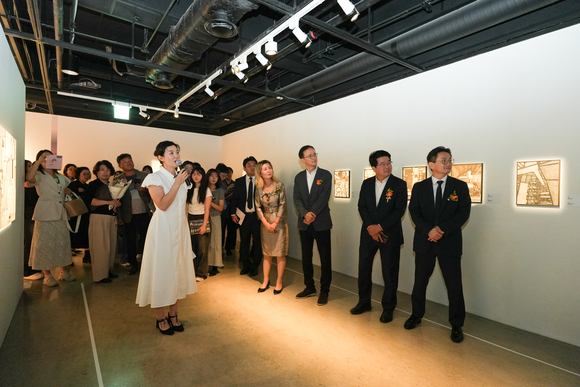 ▲17일 예술의전당 한가람미술관에서 이정원 효성 커뮤니케이션실장(오른쪽 세 번째), 송형종 서울문화재단 대표이사(두 번째), 이재석 예술의전당 사장 직무대행(첫 번째)이 ‘감각의 서사’ 전시를 관람하고 있다. / 사진=효성 효성, 장애인 예술 작가 창작활동에 8년째 후원
