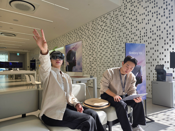▲삼성스토어 홍대에서 헤드셋 형태의 모바일 기기 '갤럭시 XR'을 체험하는 모습 / 사진=삼성전자  예약 마감 행렬…삼성 갤럭시 XR, 1030세대 사로잡았다