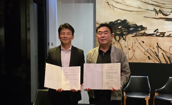 ▲배태근 네오위즈 대표(왼쪽)와 최철규 강원랜드 대표가 ‘네오위즈 X 강원랜드 슬롯 SW 공급 계약’ 체결식에서 기념촬영을 하고 있다. / 사진=네오위즈  네오위즈-강원랜드, ‘슬롯 SW 공급 계약’ 체결