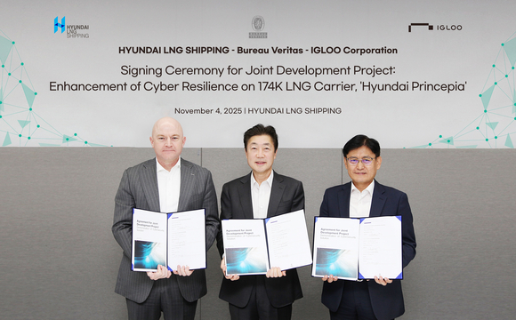 ▲(오른쪽부터) 김은중 이글루코퍼레이션 부사장, 이규봉 현대엘엔지해운 대표, 크리스토프 바에스 프랑스선급 한국대표가 서울시 중구 현대엘엔지해운 본사에서 열린 UR E26 및 E27 기반 사이버복원력 관리체계 기술 공동개발프로젝트(JDP) 체결식에서 기념촬영을 하고 있다. 사진=이글루코퍼레이션 이글루코퍼레이션, 프랑스선급·현대엘엔지해운과 선박 사이버복원력 관리체계 공동개발 착수