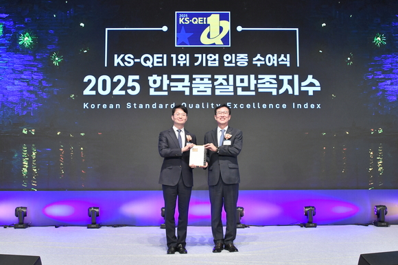 ▲한국품질만족지수 1위 기업 인증식에서 조도현 GS칼텍스 Mobility & Marketing 기획부문 상무(왼쪽)와 문동민 한국표준협회 회장이 기념사진을 촬영하고 있다. / 사진=GS칼텍스 GS칼텍스, 한국품질만족지수 고급휘발유 부문 1위 선정