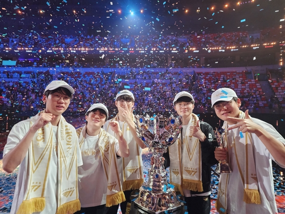“T1, 월즈 3연속 우승”…SK스퀘어, ‘황금시대’ 뒷받침