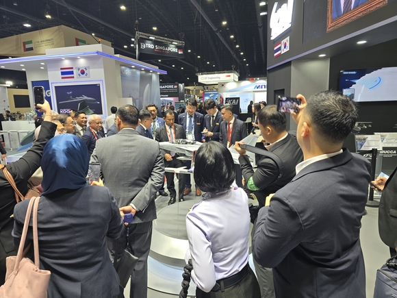 ▲로크만 하킴 말레이시아 국방부 사무총장 및 관계자가 KAI 부스를 방문해 설명을 듣고 있다. / 사진=한국항공우주산업 KAI, 태국 D&S 방산전시회 참가... 동남아 시장 확대공략