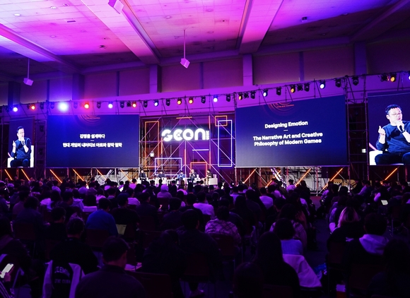 ▲네오위즈 산하 라운드8 스튜디오의 핵심 개발진이 지난 13일 부산 벡스코에서 열린 ‘지콘 2025’에 참가해 ‘게임 내러티브’를 주제로 대담하고 있다. / 사진=네오위즈 네오위즈 ‘라운드8 스튜디오’, ‘게임 내러티브’ 철학 공유