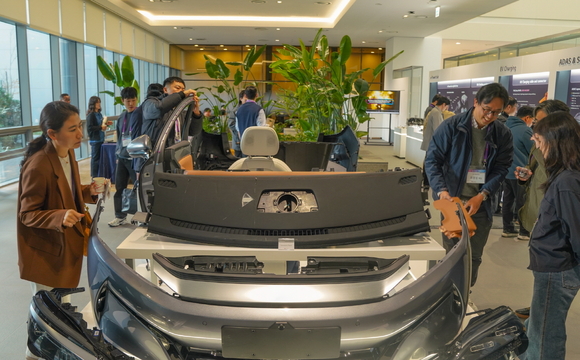 ▲LG화학 오산 CS캠퍼스에서 진행된 전기차 소재 콘퍼런스 ‘2025 EM BU Teardown Conference’에서 LG화학 임직원이 고객에게 제품을 설명하고 있다. / 사진=LG화학 LG화학, 글로벌 고객 초청 ‘전기차 소재 콘퍼런스’ 개최