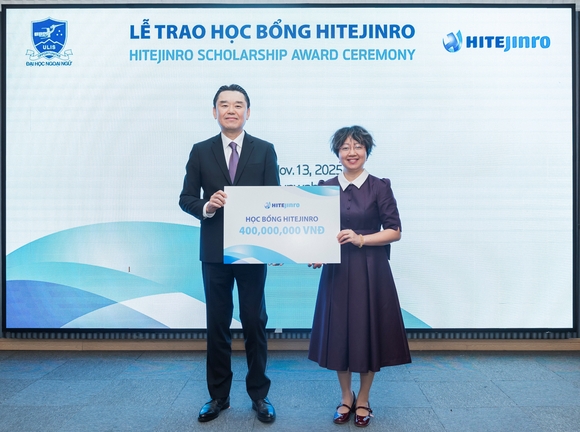 ▲(왼쪽부터)김인규 하이트진로 대표와 하레낌아잉 하노이 국립외국어대학교 부총장이 장학금 수여식에서 기념촬영을 하고 있다. / 사진=하이트진로 하이트진로, 베트남 현지 대학생 장학금 6년째 지원