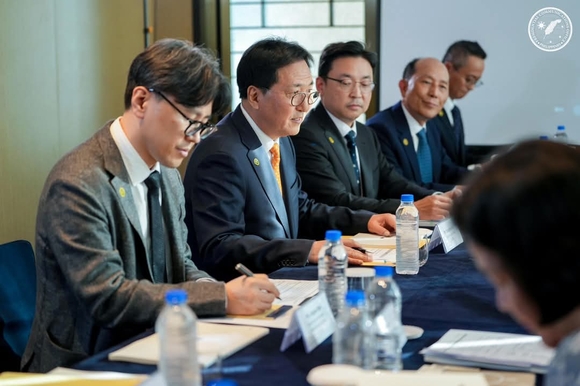 ▲박상신 DL이앤씨 대표(왼쪽 두 번째)가 지난 1일 부산에서 페르디난드 마르코스 주니어 필리핀 대통령을 만나 에너지 및 인프라 사업에 대한 현안을 설명하고, 향후 추진할 사업 계획에 대한 지속적인 협력 방안을 논의했다. / 사진=DL이앤씨 DL이앤씨, 필리핀 대통령 만나 에너지·인프라 사업 협력