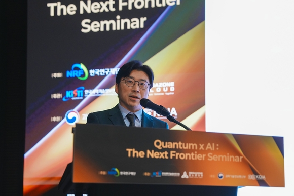 ▲이주완 메가존클라우드 의장이 지난 19일 서울 반얀트리 클럽 앤 스파 서울에서 열린 ‘Quantum×AI: The Next Frontier’ 세미나에서 환영사를 하고 있다. / 사진=메가존클라우드 메가존클라우드, 양자 AI 기술 활용 방향 세미나 개최