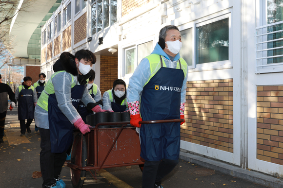 NH투자증권, 영등포 쪽방촌에 연탄·온기창고 물품 전달