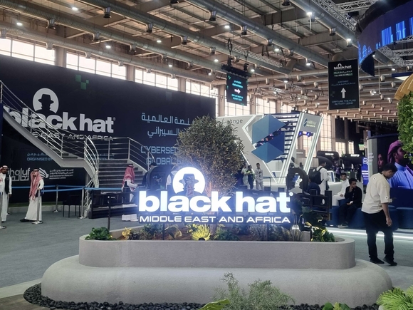 ▲지니언스는 지난 2일부터 4일까지 사우디아라비아 리야드에서 열린 ‘블랙햇 MEA 2025’에 공식 부스로 참가했다고 밝혔다. / 사진=지니언스 지니언스, “한–중동 디지털 협력 흐름 맞춘 보안 전략 공유”