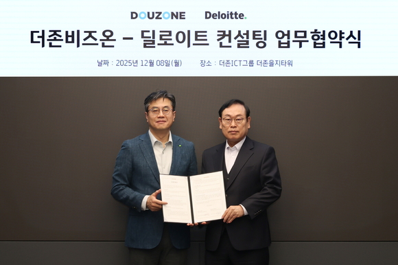 ▲더존비즈온 OmniEsol사업부문대표 이강수 사장(오른쪽)과 딜로이트컨설팅코리아 배재민 대표가 8일 서울 중구 더존을지타워에서 업무협약을 체결한 뒤 기념촬영을 하고 있다. / 사진=더존비즈온 더존비즈온-딜로이트컨설팅, ‘OmniEsol’ 기반 대외사업 및 글로벌 공략 나선다