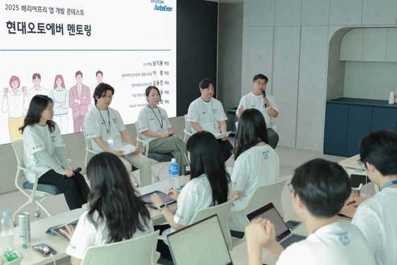 ▲현대오토에버 임직원이 ‘2025 배리어프리 앱 개발 콘테스트’에서 참가자들을 대상으로 멘토링을 진행하고 있다. / 사진=현대오토에버 현대오토에버, “테크 꿈나무와 SW 개발 역량 나눠요”
